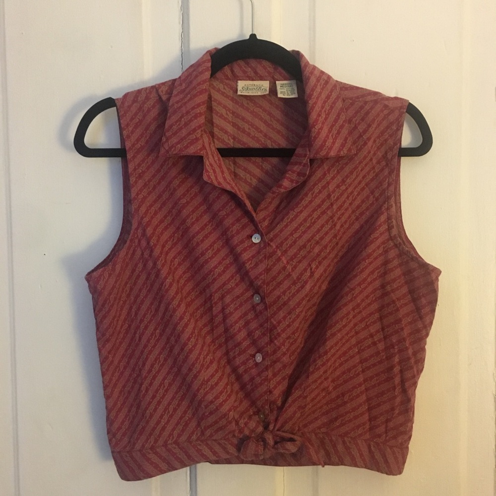 Adorable 90’s button down w waist tie St. John’s Bay tank top w/paisley print.